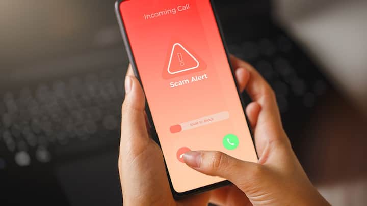 मान लीजिए आप पोस्टपेड नंबर यूज कर रहे हैं. और आपको इंटरनेशनल नंबर से फोन आता है. आप उस पर कॉल बैक करते हैं. तो ऐसे में आपको 1 मिनट के लिए 100 रुपये का चार्ज देना पड़ सकता है. हालांकि आपको उस वक्त पता नहीं चलेगा. लेकिन जब बिल आएगा तब आपको उस स्कैम का पता लगेगा.