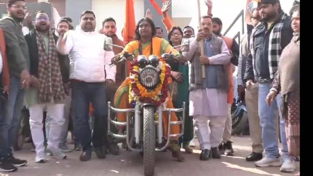 Maha kumbh 2025 prayagraj Bullet Rani traval to 2000 km Mahakumbh by bullet ann Mahakumbh: बुलेट चलाकर निकली महाकुंभ को निकली 'बुलेट रानी', 2000 KM का तय करेंगी सफर