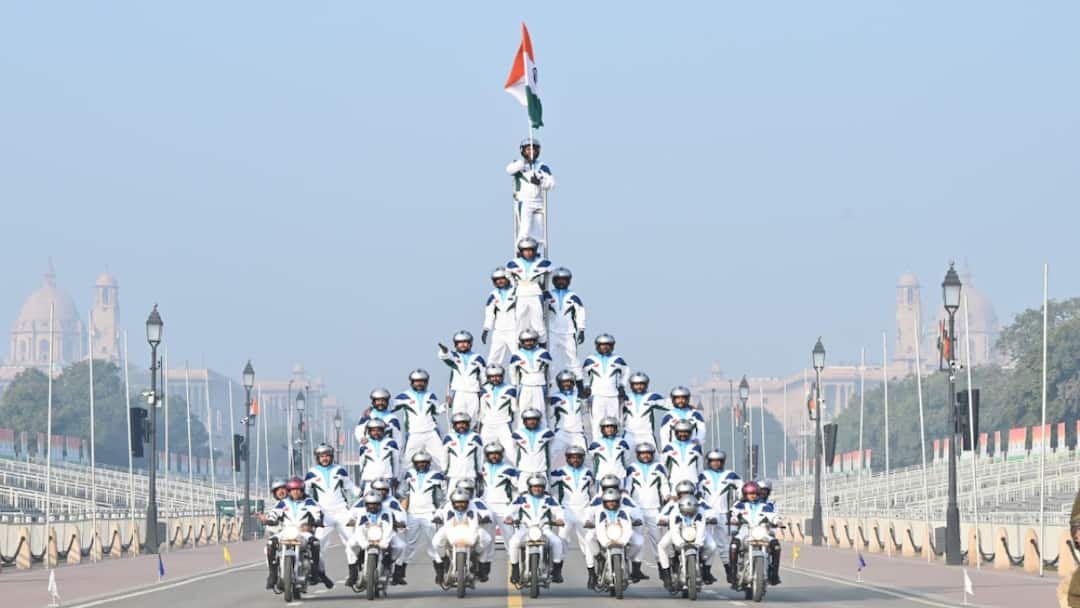 7 बाइक, 40 जवान, 20.4 फीट ऊंचा पिरामिड... भारतीय सेना की डेयरडेविल्स ने कर्तव्य पथ पर रचा विश्व रिकॉर्ड Indian Army Daredevils Team Sets World Record Tallest Human Pyramid Limca Book guinness Ann 7 बाइक, 40 जवान, 20.4 फीट ऊंचा पिरामिड... भारतीय सेना की डेयरडेविल्स ने कर्तव्य पथ पर रचा विश्व रिकॉर्ड