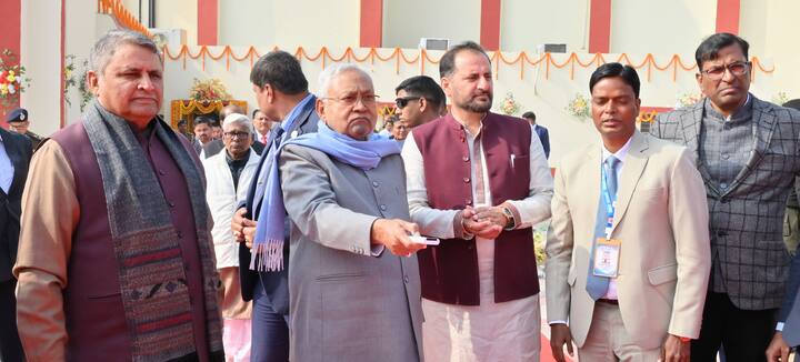 सुपौल स्टेडियम का जीर्णोद्धार एवं सौंदर्यीकरण कराया जाएगा. इससे खेलों को बढ़ावा मिलेगा. सिमराही बाजार में एनएच-27 के जंक्शन प्वाइंट पर फ्लाईओवर का निर्माण किया जाएगा.