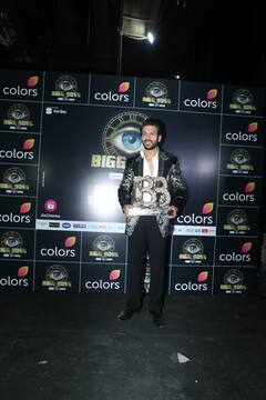 Bigg Boss 18 Winner: करण वीर मेहरा ने हवा में लहराकर फ्लॉन्ट की बिग बॉस की ट्रॉफी, खुशी से झूमे फैंस