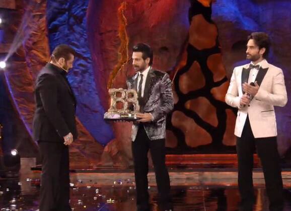 बिग बॉस सीझन 18 विजेता करणवीर मेहराला बिग बॉस 18 ची ट्रॉफी आणि 50 लाख रुपये बक्षीस मिळालं आहे.