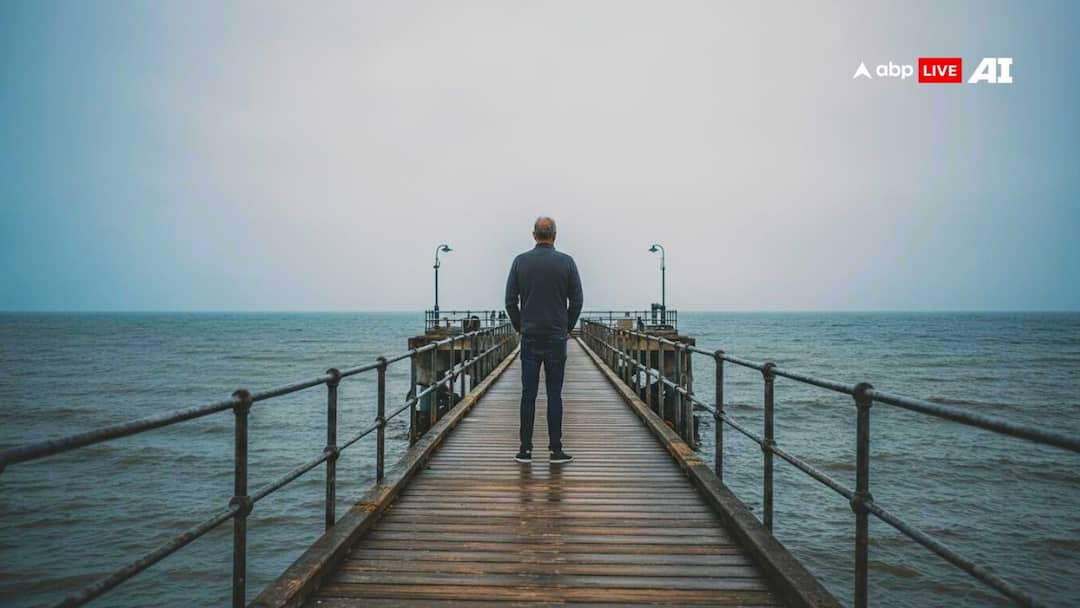 loneliness can increase the risk of developing a number of physical and mental health conditions Side Effects Of Loneliness: अकेले रहने वालों की जान खतरे में! ऐसे लोगों पर मंडराती हैं ये बीमारियां