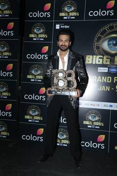 Bigg Boss 18 Winner: करण वीर मेहरा ने हवा में लहराकर फ्लॉन्ट की बिग बॉस की ट्रॉफी, खुशी से झूमे फैंस