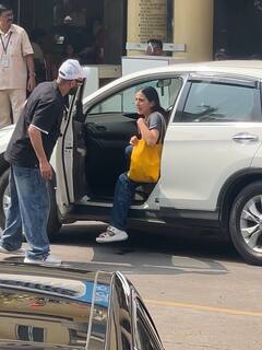 भाई इब्राहिम के साथ पापा सैफ अली खान से मिलने अस्पताल पहुंचीं सारा अली खान, सामने आईं तस्वीरें