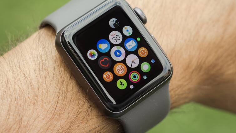 apple watch saves person life after getting injured in severe car crash know details खतरनाक एक्सीडेंट में घायल व्यक्ति की Apple Watch ने बचाई जान, पीड़ित ने बताई आपबीती