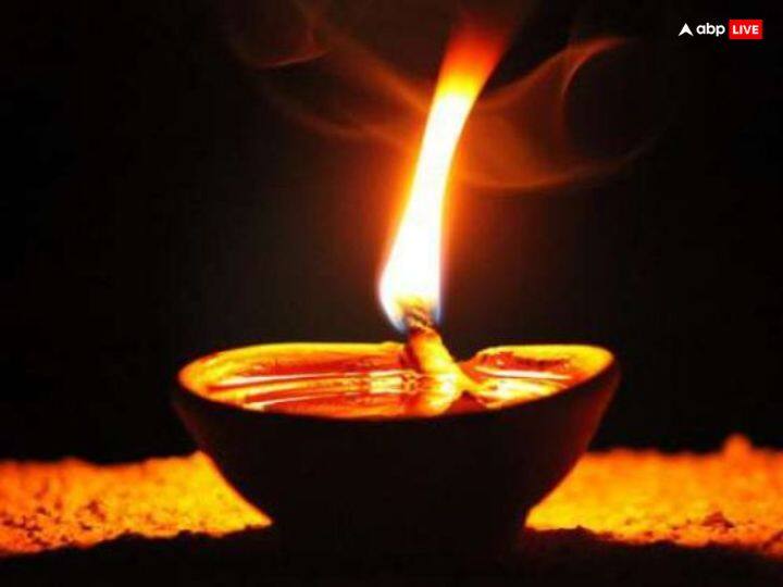On the occasion of Mauni Amavasya, light a mustard oil lamp for your ancestors outside the house in the south direction. This helps the ancestors to return to their world, they become happy and give blessings.
