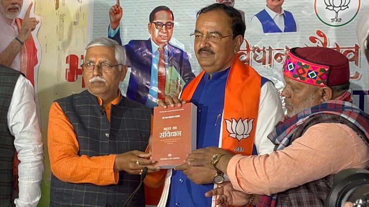 डिप्टी सीएम का राहुल गांधी पर जुबानी हमला, धारा 370 और डॉ. मनमोहन सिंह को लेकर दिया बड़ा बयान Varanasi UP Deputy CM made allegations against Rahul Gandhi and also talked about Manmohan Singh ann डिप्टी सीएम का राहुल गांधी पर जुबानी हमला, धारा 370 और डॉ. मनमोहन सिंह को लेकर दिया बड़ा बयान