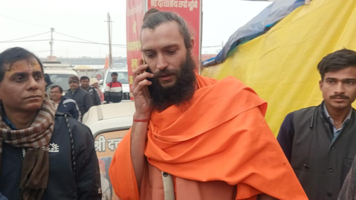 Maha Kumbh 2025: इटली में थे नामचीन डॉक्टर, अब पहुंचे प्रयागराज महाकुंभ, जगा रहे सनातन की अलख, 6 साल पहले ली थी दीक्षा