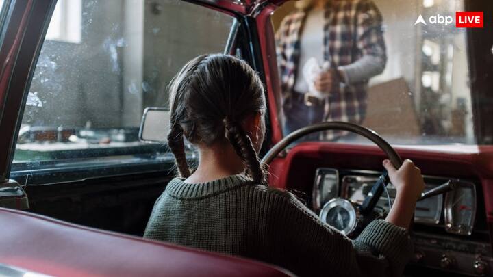 जानकारी के मुताबिक दुनिया में 76 देशों में सड़क पर बाईं ओर ड्राइविंग होती है. इनमें भारत, ब्रिटेन, आयरलैंड, माल्टा, साइप्रस, ऑस्ट्रेलिया, दक्षिण अफ़्रीका, और यूनाइटेड किंगडम जैसे कई अन्य देश शामिल हैं.