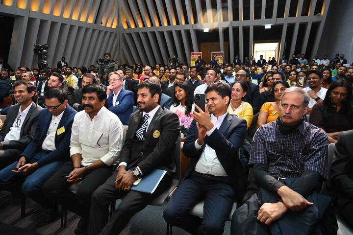 ఏపీ పునఃనిర్మాణం కోసం అంతా కలిసి పని చేయాలని తెలుగు పారిశ్రామికవేత్తలకు మంత్రి లోకేశ్ పిలుపునిచ్చారు. మీ సహకారం, తోడ్పాటు రాష్ట్రానికి అవసరమని అన్నారు. రానున్న ఐదేళ్లలో ఏపీ అంటే ఏమిటో ప్రపంచానికి చూపించాలనుకుంటున్నట్లు పేర్కొన్నారు.