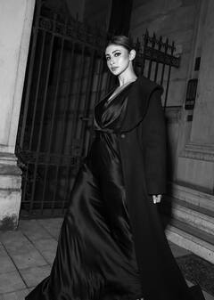 ब्लैक सैटिन गाउन में मौनी रॉय ने दिखाई कातिल अदाएं, एक्ट्रेस की एक-एक तस्वीर ने फैंस के दिलों की बढ़ाई धड़कनें