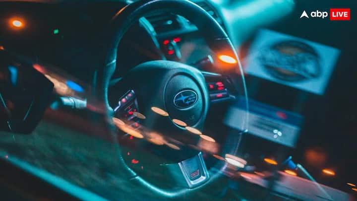 बता दें कि ड्राइविंग सीट का कनेक्शन भी अंग्रेजों के समय से है. दरअसल आजादी से पहले भारत में भी अंग्रेजों का राज हुआ करता था. उन्होंने आजादी से पहले सड़क पर बाईं ओर चलने का नियम बनाया था. उनके जाने के बाद भी भारत में वाहनों के बाईं ओर चलने का नियम फॉलो किया जा रहा है.