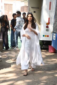 ऑल व्हाइट लुक में तारा सुतारिया का ग्लैमरस अवतार, देखें तस्वीरें