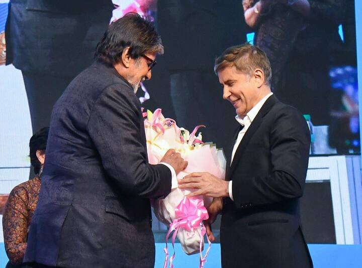 पोलिओ सारख्या आजाराला राष्ट्रीय पातळीवर हटवण्याच्या मोहिमेत आपण सर्व समाजाने एकत्र येऊन यश मिळविले. नॉन-अल्कोहोलिक स्टीटोहेपेटायटिस आजारालाही हटवण्यासाठी संकल्प करूयात. या मोहिमेसाठी वैद्यकीय क्षेत्रासोबत सदिच्छादूत म्हणून कार्यरत राहणार असल्याची ग्वाही बॉलिवूड अभिनेते अमिताभ बच्चन यांनी आज केईएम रुग्णालयाच्या शतक महोत्सवी वर्षानिमित्त दिली.