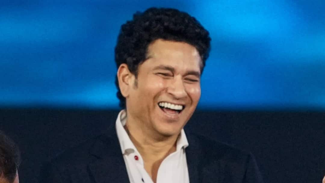 Sachin Tendulkar hilarious answer on eating Vada Pav in dressing room Watch video Indian Cricket Team Watch: क्या कभी ड्रेसिंग रूम में छुपकर वड़ा पाव खाया? सचिन तेंदुलकर के जवाब से नहीं रुकी किसी की हंसी