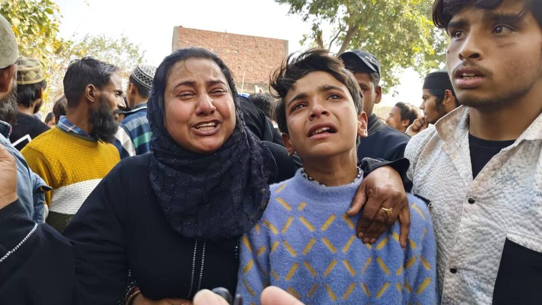 संभल पुलिस की हिरासत में शख्स की मौत, टॉर्चर करने का आरोप, भीड़ ने किया हंगामा sambhal news Man dies in Sambhal police custody orture alleged crowd creates ruckus ann संभल पुलिस की हिरासत में शख्स की मौत, टॉर्चर करने का आरोप, भीड़ ने किया हंगामा