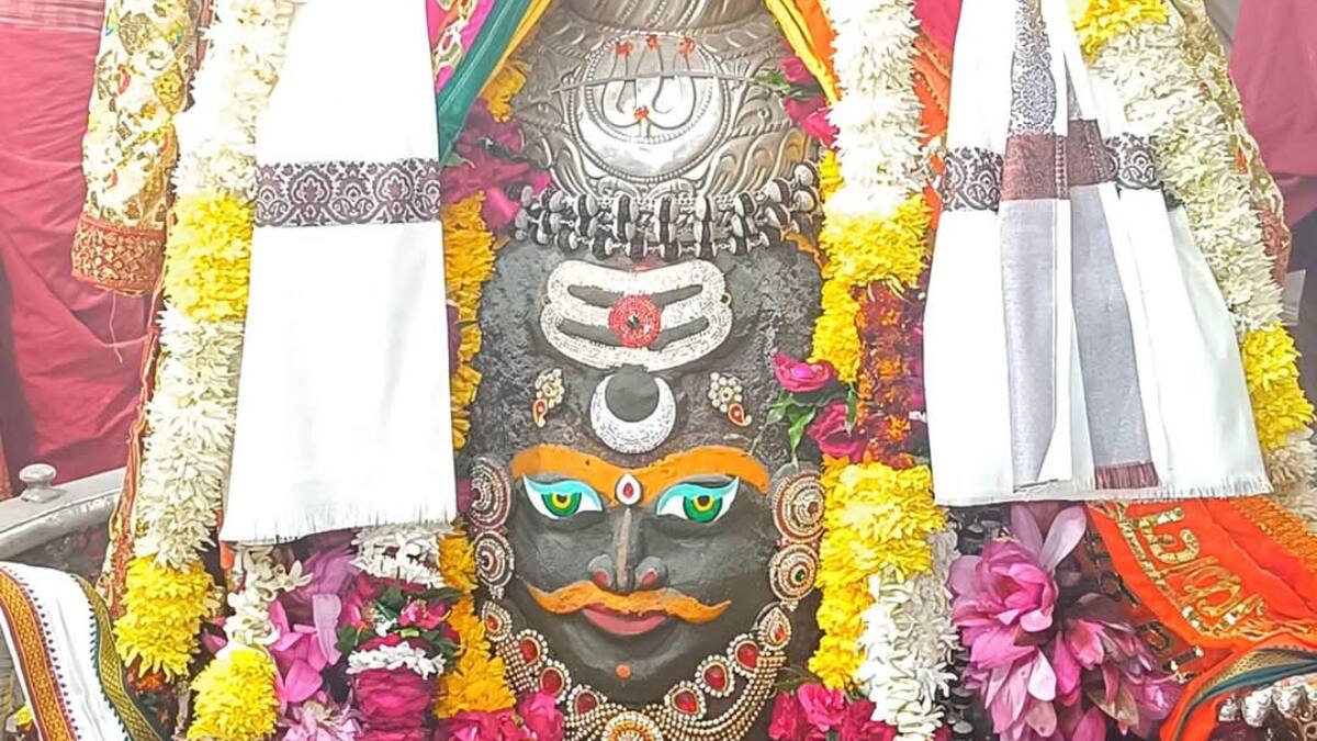 सुरक्षा में सेंध! पाबंदी के बावजूद महाकाल मंदिर के गर्भ गृह में कैसे प्रवेश कर गया युवक?, कर्मचारियों को नोटिस