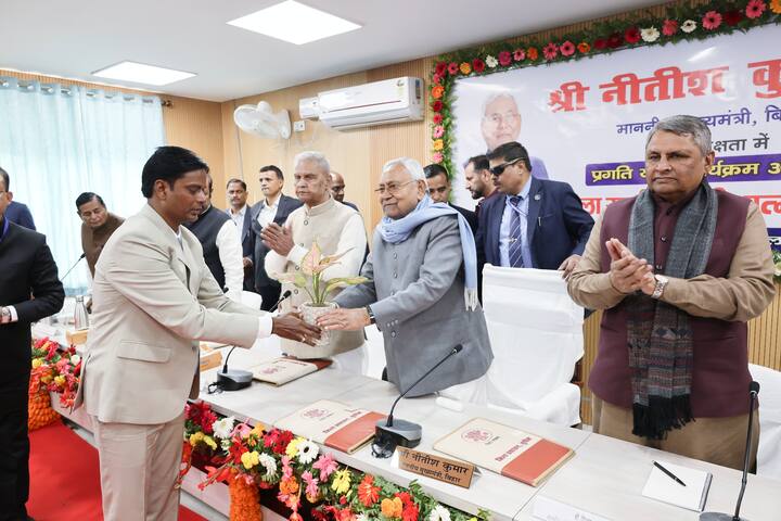 छातापुर और त्रिवेणीगंज प्रखंड में सुरसर नदी का चैनलाइजेशन एवं क्षतिग्रस्त तटबंध की मरम्मति की जाएगी. वीरपुर अनुमंडल मुख्यालय में निबंधन कार्यालय की स्थापना की जाएगी. इससे लोगों को भूमि निबंधन कार्य में सहूलियत होगी.