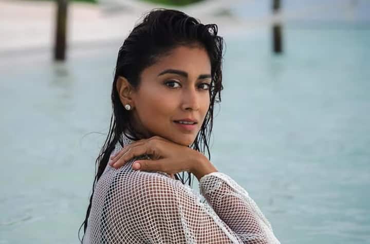 ब्लैक बिकिनी की इन तस्वीरों में श्रिया व्हाइट कलर के श्रग में खूबसूरती की मल्लिका लग रही हैं.