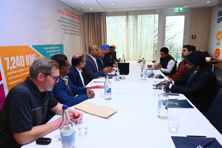 రాష్ట్రంలో పరిశ్రమల ఏర్పాటుకు పూర్తి అనుకూలమైన వాతావరణం నెలకొని ఉంది. 1053 కి.మీ.ల సుదూర తీరప్రాంతం, విశాలమైన రోడ్లు, ఎయిర్ కనెక్టివిటీ, విశాఖపట్నం, కాకినాడ, కృష్ణపట్నం నౌకాశ్రయాలు ఉన్నాయని లోకేశ్ చెప్పారు.