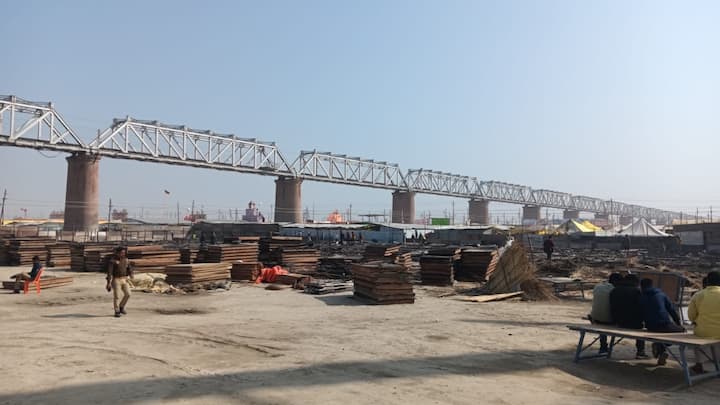 इस भीषण आग में गीता प्रेस के 175 कैंप जलकर राख हो गए हैं. हालांकि गनीमत ये रही है कि इस आग में कोई जानमाल की हानि नहीं नहीं हुई.