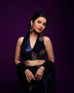 Prajakta Mali : फुलवंतीचा ग्लॅमरस लूक; थ्री पिस ड्रेसमध्ये केलं खास फोटोशूट!