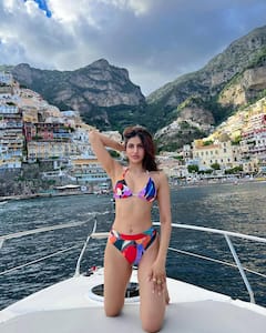 'बम डिगी डिगी' फेम एक्ट्रेस ने गिराईं हुस्न की बिजलियां, बिकिनी में फ्लॉन्ट किया कातिल फिगर