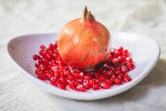 Pomegranate: नाश्त्यानंतर फक्त 4 चमचे हे लाल दाणे खा, केसांच्या वाढीसोबत मेंदूची शक्ती वाढेल; जाणून घ्या!