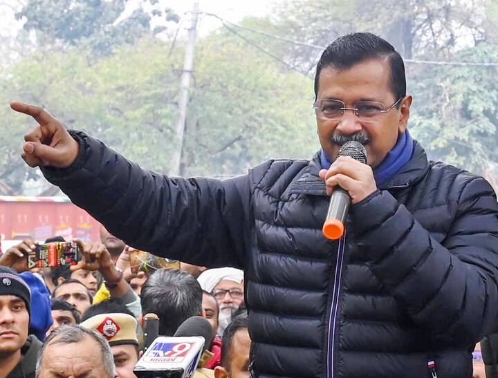 उन्होंने कहा कि सभा में मौजूद महिलाओं से पूछा कि आप लोगों को बसों में यात्रा करने के दौरान पैसे तो नहीं देने पड़ते हैं. बीजेपी वाले कह रहे हैं कि केजरीवाल ने महिलाओं को सिर पर चढ़ा रखा है. बीजेपी की 20 राज्यों में सरकार है. एक भी राज्य में महिलाओं की बस यात्रा फ्री नहीं है. अगर कमल का बटन दबा दिया तो बसों में पैसे देने पड़ेंगे. मेरी मां-बहनें सोचकर अपना वोट देना. हर महिला को कम से कम दो-ढाई हजार रुपये महिला बसों में किराया देना पड़ेगा.