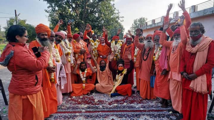 बता दें इन सभी अखाड़ों के पास अपने सभी साधु संतों की एक सूची होती है और उनका रिकॉर्ड होता है. जब कोई साधु किसी अखाड़े में शामिल होता है. तो उसे दीक्षा प्रक्रिया पूरी करनी होती है और इसी के आधार पर उसे अखाड़े में शामिल किया जाता है. उसके बाद साधु को अखाड़े का पहचान पत्र और प्रमाण पत्र भी दिया जाता है.