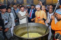 दिग्गज उद्योगपती सपत्नीक कुंभमेळ्यात, सेवाकार्यात सहभाग, भाविकांना प्रसादही वाटला!