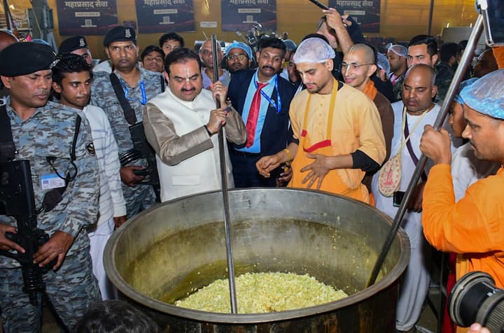 सध्या उत्तर प्रदेशातील प्रयागराजमध्ये महाकुंभमेळा चालू आहे. या महाकुंभमेळ्यात देशभरातून भाविक येत असून पवित्र स्नान करत आहेत.