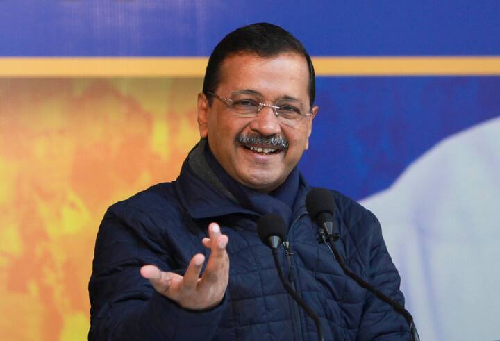 आप प्रमुख ने कहा कि 10 साल पहले हमारी सरकार बनी थी. मैं चुनाव प्रचार के लिए जाता था तो लोग अपने बिजली के बिल दिखाते थे. किसी का बिजली का बिल 8 हजार, किसी का 10 हजार तो किसी का 12 हजार बिजली का बिल आता था. आज दिल्ली में अधिकतर लोगों को फ्री बिजली मिलती है. लोगों का बिजली का बिल जीरो आता है. दिल्ली में 200 यूनिट तक बिजली फ्री है. अगर आप 400 यूनिट बिजली भी खर्च करते हो तो दिल्ली में 800 रुपये का बिजली का बिल आता है. वहीं, 400 यूनिट बिजली का 4,500 बिल आता है. इसलिए गलती से भी अगर गलत बटन दब गया तो हजारों रुपये का बिजली का बिल आने लगेगा. बीजेपी की 20 राज्यों में सरकार है. इनके राज्यों में कहीं 5 हजार, कहीं 8 हजार तो कहीं 10 हजार का बिजली का बिल आता है. दिल्ली में अरविंद केजरीवाल है, ईमानदार आम आदमी पार्टी है. इसलिए बिजली सस्ती और फ्री है.