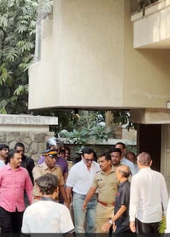 Exclusive: अस्पताल से डिस्चार्ज हुए सैफ अली खान की पहली तस्वीरें, भारी सिक्योरिटी के बीच पहुंचे घर