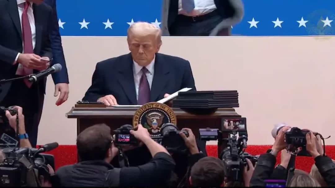 Donald Trump: પેરિસ ક્લાઈમેટ એગ્રીમેન્ટમાંથી બહાર થયું અમેરિકા, શપથ લીધા બાદ ટ્રમ્પે અનેક ઓર્ડર પર કર્યા હસ્તાક્ષર Donald Trump signs first round of key executive orders Donald Trump: પેરિસ ક્લાઈમેટ એગ્રીમેન્ટમાંથી બહાર થયું અમેરિકા, શપથ લીધા બાદ ટ્રમ્પે અનેક ઓર્ડર પર કર્યા હસ્તાક્ષર