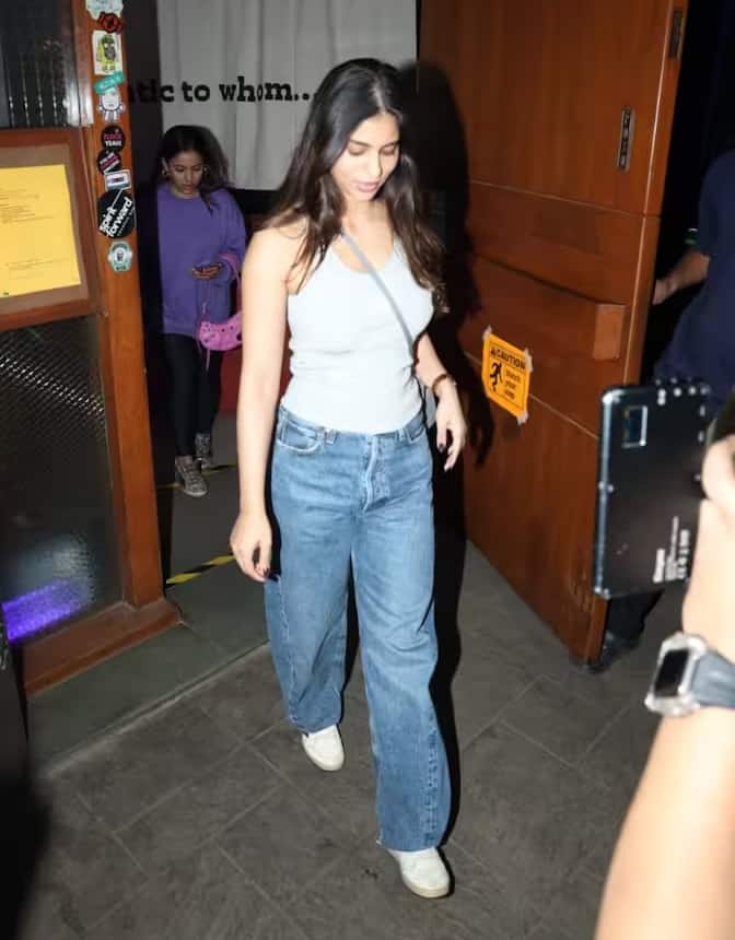 इस तस्वीर में शाहरुख खान की बेटी पैपराजी से घिरी नजर आ रही हैं. वह अपनी कार में बैठने की कोशिश करती नजर आ रही हैं.