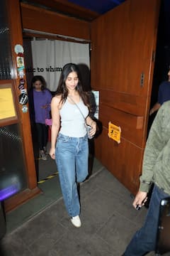 व्हाइट स्लीवलेस टॉप और डेनिम में स्टाइलिश लगीं सुहाना खान, तस्वीरों पर जान छिड़क रहे फैंस