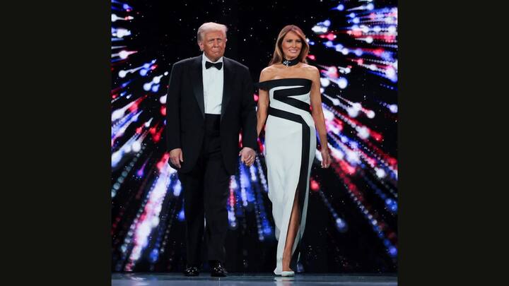 Melania's strapless gown is a figure hugging masterpiece. She has paired her look with elegant white pumps, a black chocker with a crystal brooch, and a diamond ring. (Image Source: Twitter/@NUH5544)