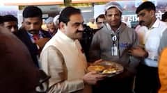 दिग्गज उद्योगपती सपत्नीक कुंभमेळ्यात, सेवाकार्यात सहभाग, भाविकांना प्रसादही वाटला!