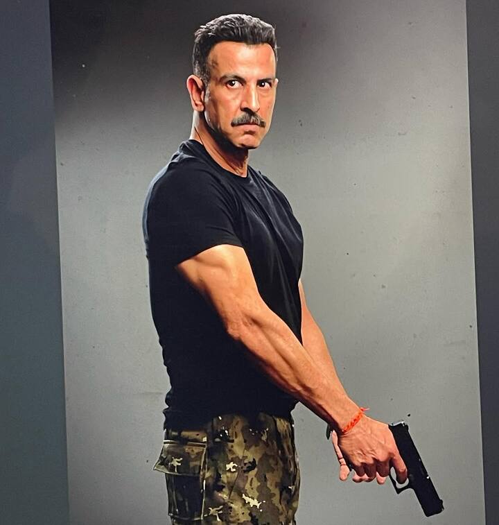 हालांकि कई लोग डटकर एक्टर के साथ भी खड़े रहे. एक्टर ने बताया था कि उस दौर में अपने स्टाफ को सैलरी देने के लिए उन्होंने अपनी लग्जरी कार समेत कई चीजें भी बेचनी पड़ी थी.