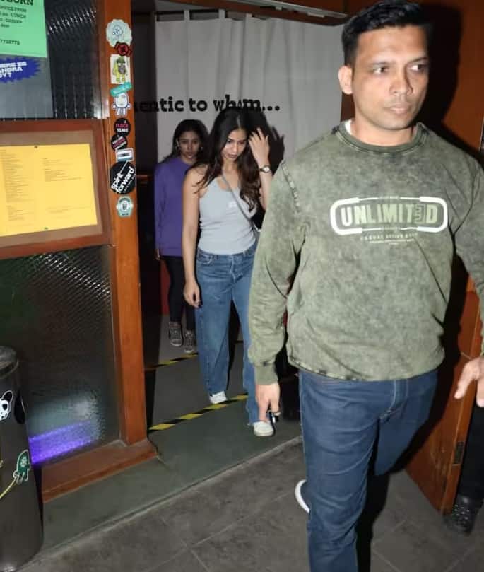 सुहाना ने अपने लुक को व्हाइट शूज और स्लिंग बैग से पूरा किया। इस बीच पैपराजी ने सुहाना की कई तस्वीरें क्लिक कीं।