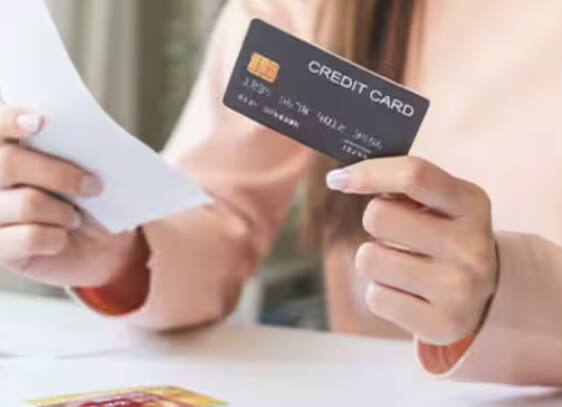 ਕ੍ਰੈਡਿਟ ਕਾਰਡ ਦੀ ਵਰਤੋਂ ਤੋਂ ਬਾਅਦ ਹਰ ਮਹੀਨੇ ਇੱਕ ਬਿੱਲ ਤਿਆਰ ਹੁੰਦਾ ਹੈ। ਜੇਕਰ ਬਿੱਲ ਦਾ ਭੁਗਤਾਨ ਸਮੇਂ ਸਿਰ ਨਹੀਂ ਕੀਤਾ ਜਾਂਦਾ। ਫਿਰ ਇਹ ਤੁਹਾਡਾ ਸਿਬਲ ਸਕੋਰ ਖਰਾਬ ਕਰ ਦਿੰਦਾ ਹੈ। ਜਿਸ ਕਾਰਨ ਭਵਿੱਖ ਵਿੱਚ ਤੁਹਾਨੂੰ ਕਰਜ਼ਾ ਮਿਲਣ ਦੀ ਸੰਭਾਵਨਾ ਘੱਟ ਜਾਂਦੀ ਹੈ। ਪਰ ਇਹ CIBIL ਸਕੋਰ ਨੂੰ ਪ੍ਰਭਾਵਿਤ ਨਹੀਂ ਕਰਦਾ।