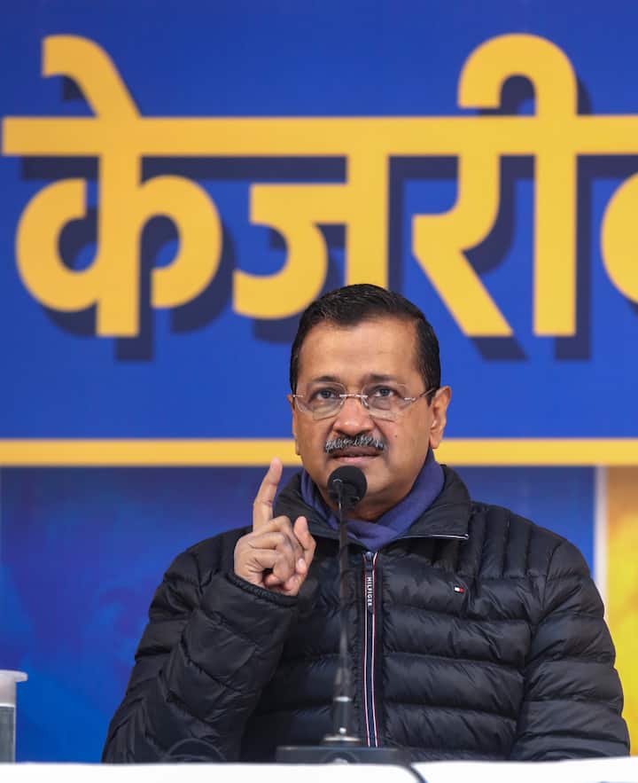 उन्होंने कहा कि हमने पूरी दिल्ली के अंदर मोहल्ला क्लीनिक बना दिए. लेकिन मुझे पता चला कि विश्वास नगर में सिर्फ 3 मोहल्ला क्लीनिक बने हैं. आपने गलत एमएलए चुन लिया उससे मोहल्ला क्लीनिक बनने ही नहीं दिए. मैंने उसे इतनी बार कहा. मैंने कहा कि मोहल्ला क्लीनिक बना लो, क्या दिक्कत है? उसने कहा कि मोहल्ला क्लीनिक बनाने का क्रेडिट आपको मिल जाएगा. मैंने उससे कहा कि सारा क्रेडिट आप ही ले लेना, हमें क्रेडिट नहीं चाहिए. केजरीवाल क्रेडिट के लिए काम नहीं करता है. केजरीवाल जनता के लिए काम करता है. केजरीवाल क्रेडिट लेने के लिए नहीं, पुण्य और सेवा करने के लिए काम करता है. अगर मोहल्ला क्लीनिक खुलेंगे तो उसमें फ्री दवाइयों मिलेंगी, फ्री टेस्ट होंगे. जनता का भला होगा. जनता के भले में राजनीति करना गलत बात है.