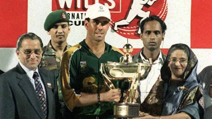 चैंपियंस ट्रॉफी पहली बार साल 1998 में खेला गया. मोहम्मद अजहरूद्दीन की अगुवाई वाली भारतीय टीम सेमीफाइनल तक ही पहुंच सकी. वहीं, इस टूर्नामेंट को ऑस्ट्रेलिया ने जीता था. (फोटो क्रेडिट- सोशल मीडिया)