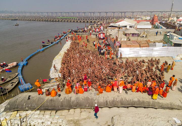 One should take a dip thrice in Mahakumbh. In which the first dip should be taken for welfare, the second dip should be taken in the name of parents and the third dip should be taken in the name of Guru.