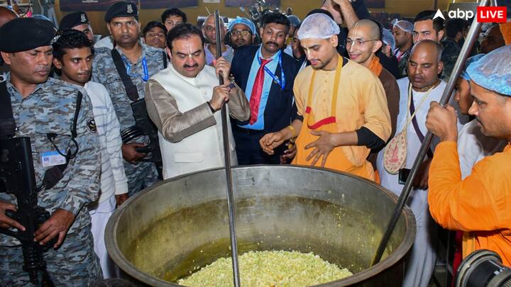 गौतम अडानी इस्कॉन की महारसोई में जाकर वहां चल रहे भंडारे का हिस्सा बने. आपको बता दें, इस रसोई में रोजाना 150 कुंतल सब्जी का इस्तेमाल किया जाता है और सभी सामान स्थानीय दुकानदारों से खरीदे जाते हैं.