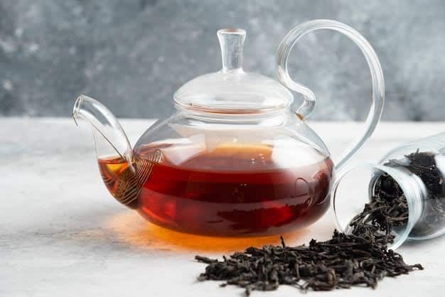 Black tea contains flavonoids, which help prevent heart disease, coronary artery disease and other cardiovascular problems. Heart can be kept healthy by regular consumption.