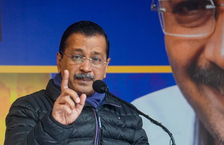 आम आदमी पार्टी के संयोजक ने छात्रों से कहा कि सभी छात्रों के लिए एक अच्छी खबर है. जैसे दिल्ली के बसों में महिलाओं का सफर फ्री किया है, वैसे ही छात्रों का सफर भी फ्री कर देंगे. मेट्रो में छात्रों को 50 फीसद तक किराए में रियायत मिलेगी. हमने दिल्ली में बिजली, पानी फ्री कर दिया. लेकिन हमारे किराएदार भाइयों को इसका फायदा नहीं मिलता है. इसलिए हम चुनाव बाद योजना लेकर आएंगे. हम ऐसी योजना और सिस्टम बनाएंगे कि किरायेदारों को भी फ्री बिजली और पानी का फायदा मिलेगा.