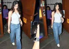 વ્હાઇટ સ્લીવલેસ ટૉપ અને ડેનિમમાં સ્ટાઇલિશ લાગી સુહાના ખાન